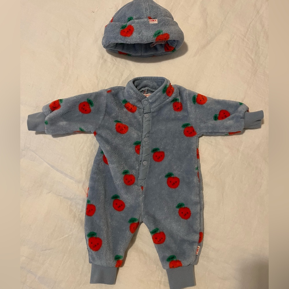 TINYCOTTONS Apple fleece one-piece with matching hat. Size 6M